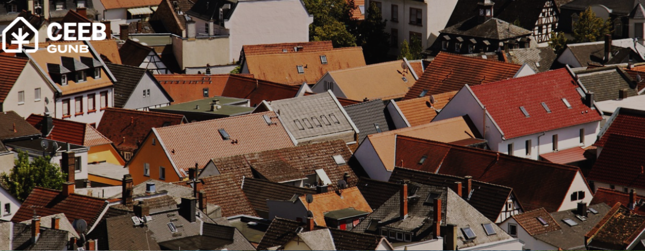 Baner - budynki domów jednorodzinnych, u góry z prawej napis CEEB GUNB, z logiem CEEB