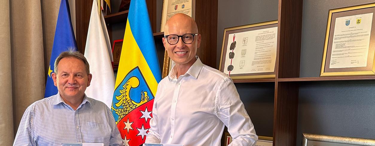 Burmistrz wraz z Przewodniczący Rady Miejskiej z Raportem