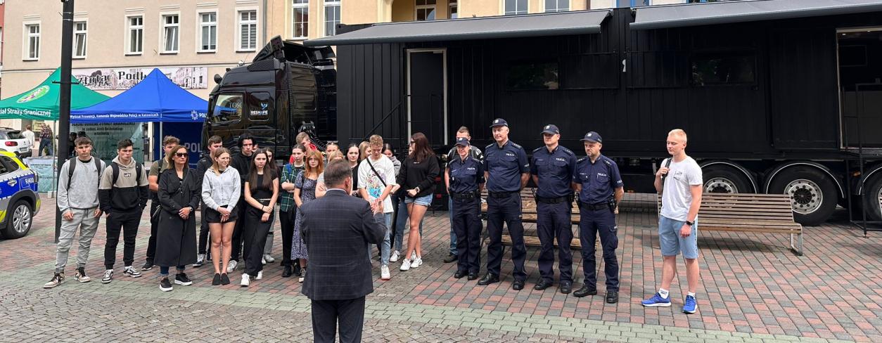 Burmistrz miasta Lublińca z grupą młodzieży z Lublinieckiej szkoły średniej przed ciężarówką projektu Escape truck