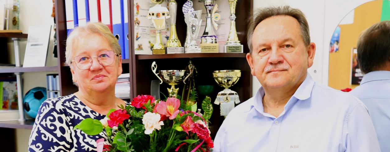 Zdjęcie w gabinecie - burmistrz Edward Maniura wręcza kwiaty oraz podziękowanie dyrektor Barbarze Grucy 