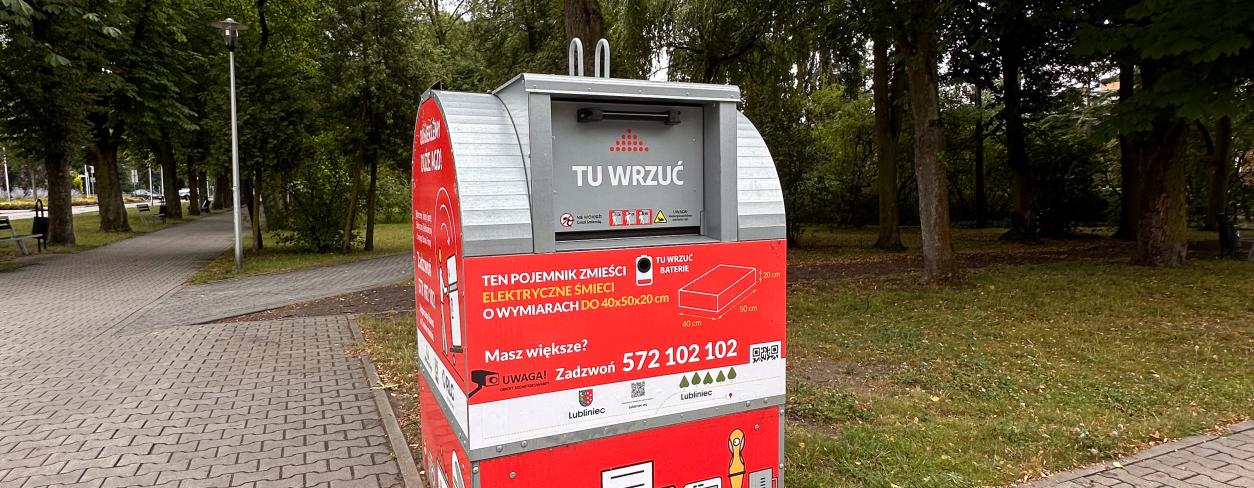 czerwony pojemnik