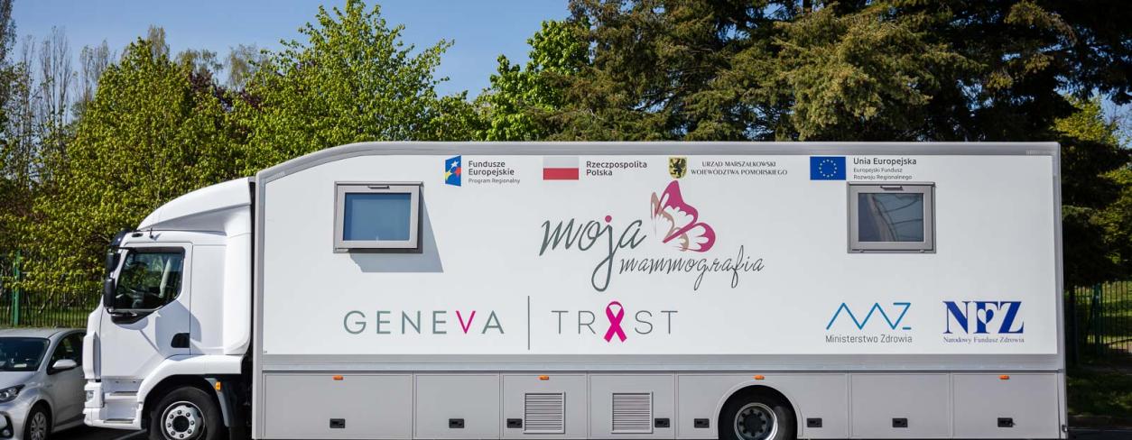 Samochód ciężarowy z naczepą, w którym przeprowadzane są badania 