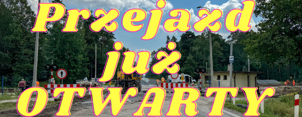 Zdjęcie przejazdu kolejowego z napisem "Przejazd już otwarty" 