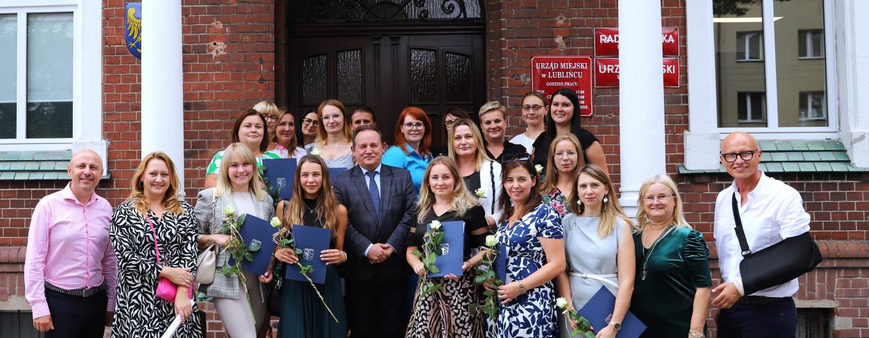 Nauczycielki, które otrzymały stopień awansu nauczyciela mianowanego, dyrektorzy szkół i przedszkoli, burmistrz Edward Maniura, przewodniczący Rady Miejskiej Gabriel Podbioł oraz naczelnik Wydziału Spraw Społecznych Sebastian Majdzik 