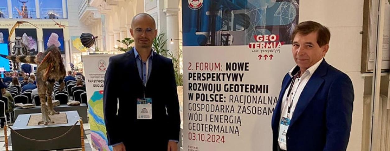 Radny Piotr Wojtulek oraz wiceburmistrz Jan Grajcar przy rollupie promującym Forum Geotermalne 
