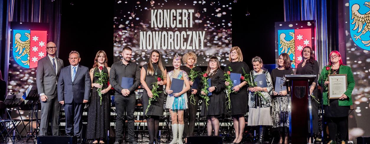 Laureaci Nagrody Burmistrza w dziedzinie kultury oraz przedstawiciele władz miasta 