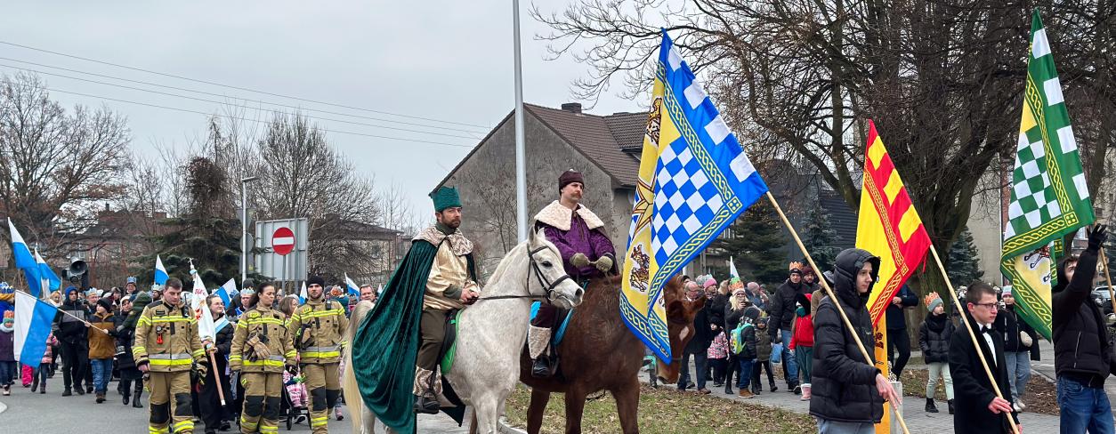 Orszak Trzech Króli 2024 idący ulicami miasta 