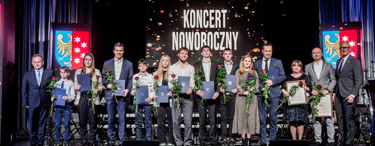 Laureaci Nagrody Burmistrza w dziedzinie sportu oraz przedstawiciele władz miasta 