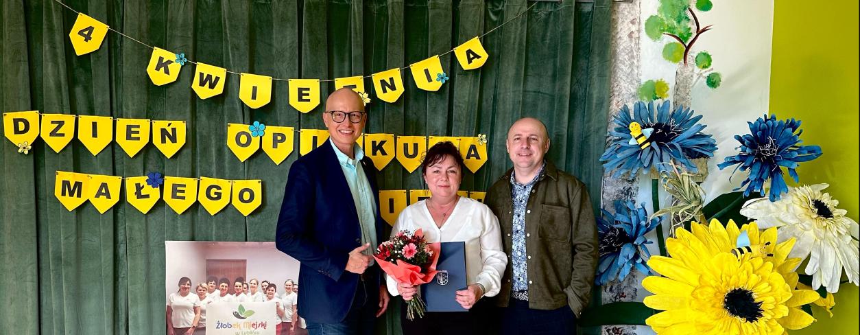 Wiceburmistrz Gabriel Podbioł, Joanna Gawron - dyrektor Żłobka oraz naczelnik Wydziału Edukacji Sebastian Majdzik 