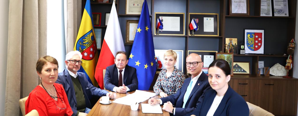 Uczestnicy spotkania z dr. Waldemarem Szenderą 