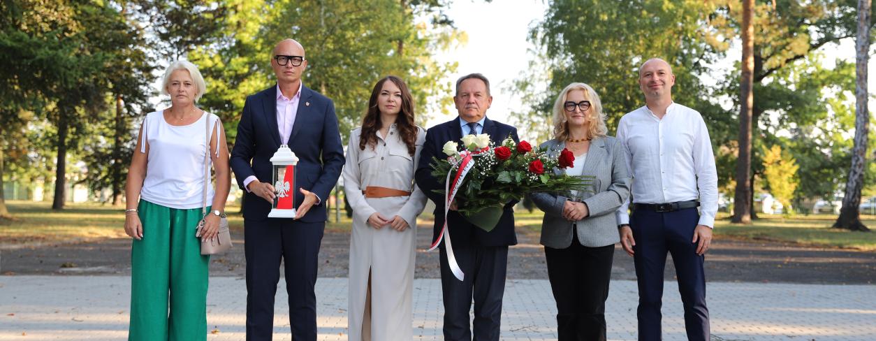  burmistrz miasta Edward Maniura, zastępca Gabriel Podbioł, sekretarz Monika Breguła, przewodnicząca Rady Miejskiej Iwona Janic wraz z radnymi - Iwoną Ochman i Adamem Richterem