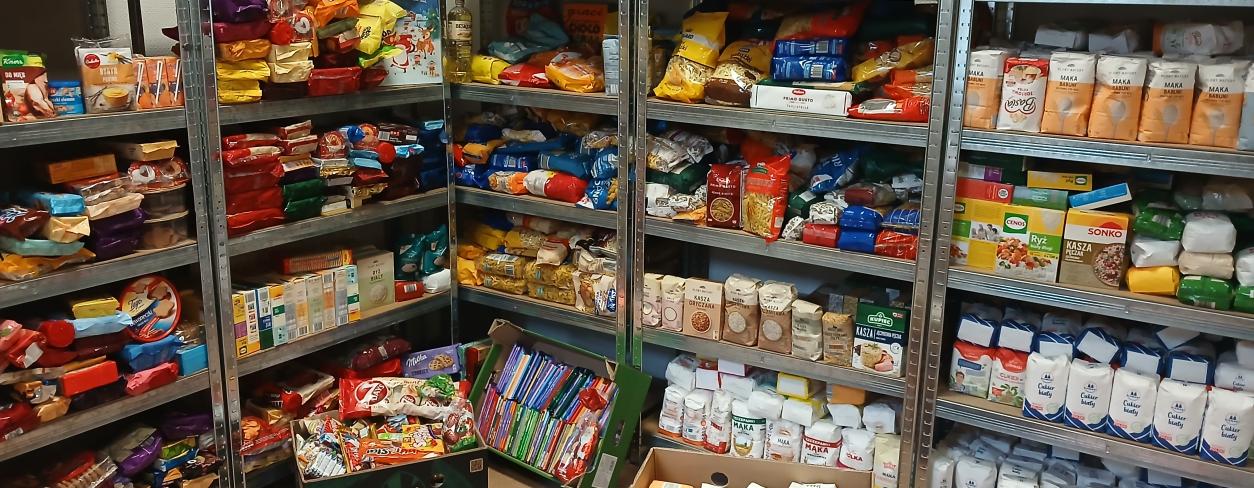 Regały z zebranymi produktami 