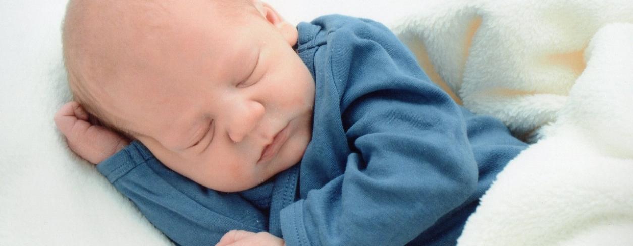 śpiący niemowlak