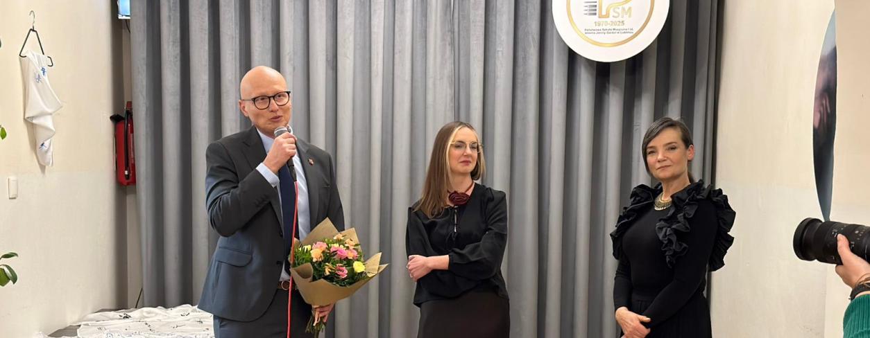 Wiceburmistrz Gabriel Podbioł, Klaudia Krzysztonek oraz dyrektor PSM Sonia Wachowska 