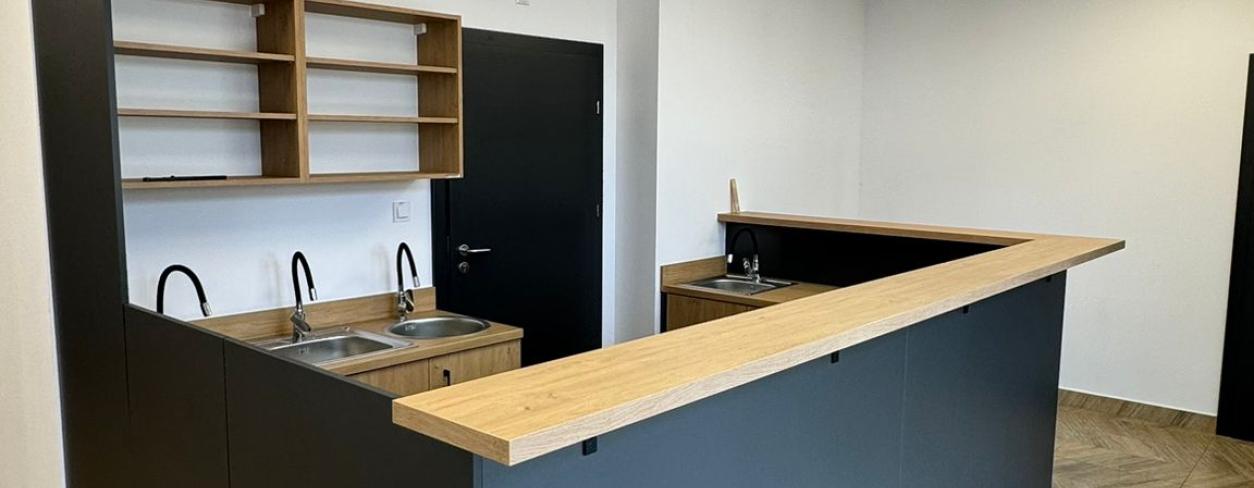 Lada w kawiarence przy basenie 