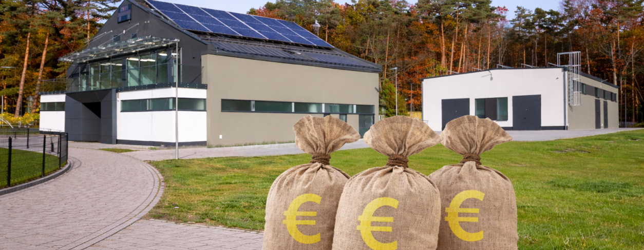 Zaplecze stadionu miejskiego, panele fotowoltaiczne oraz worki z symbolem euro