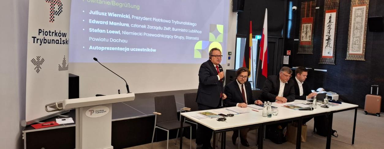 BurmistrzStół prezydialny - Edward Maniura współprowadzi obrady Polsko-Niemieckiej Grupy Roboczej