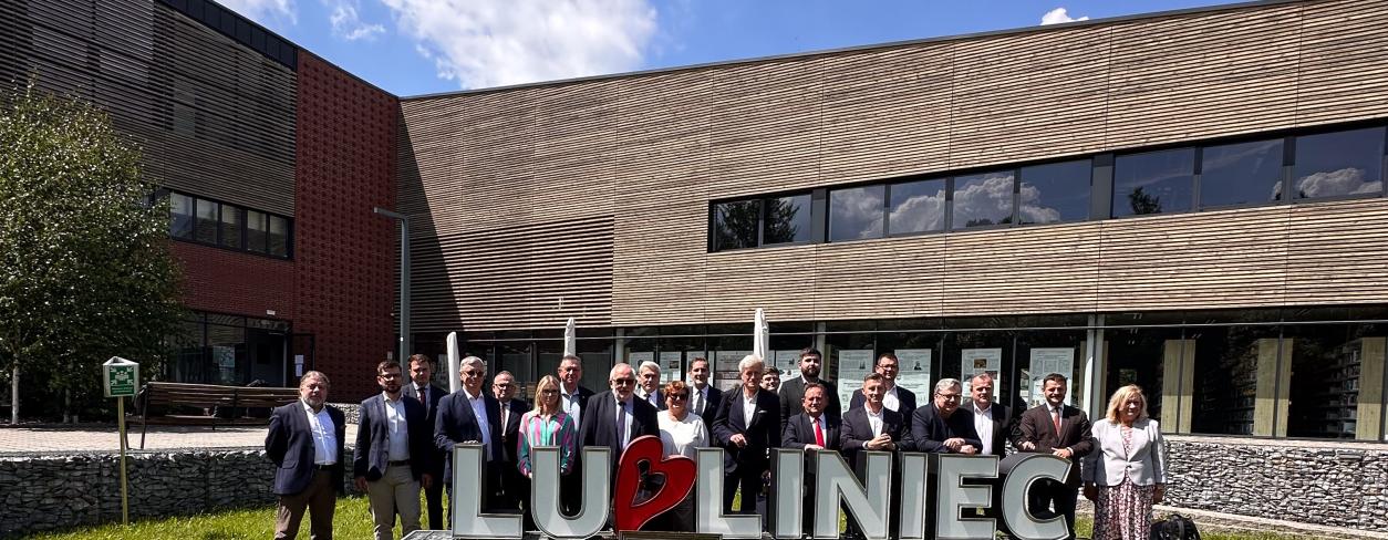 Członkowie zarządu ZMP na zdjęciu grupowym przed Lubiteką 