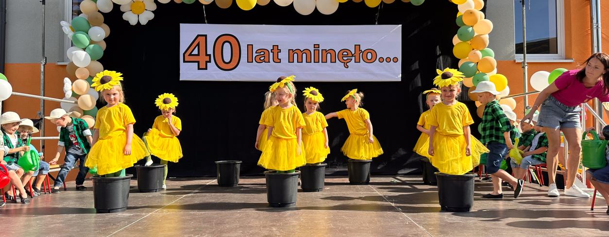Jubileusz przedszkola miejskiego nr 4 Steblusia - zdjęcie grupowe