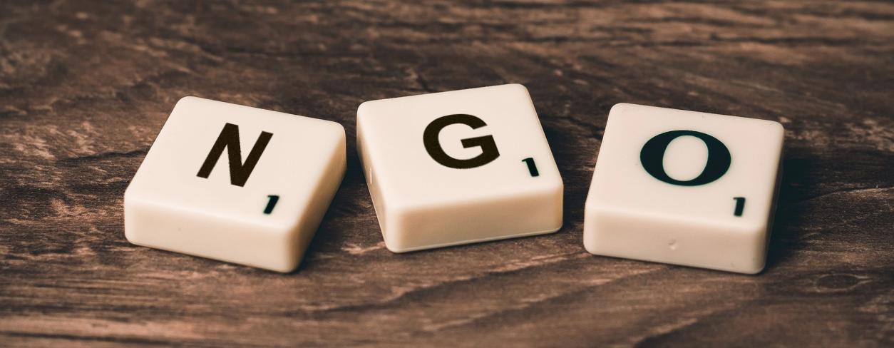 Kostki z literami: N, G, O na stole 