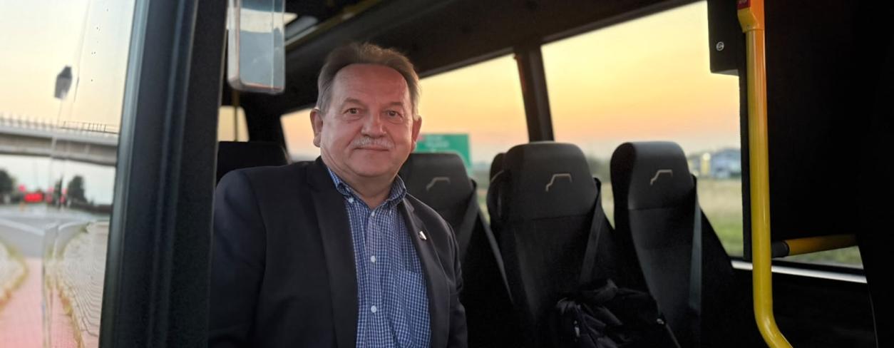 Burmistrz Edward Maniura w autobusie Komunikacji Lublinieckiej 