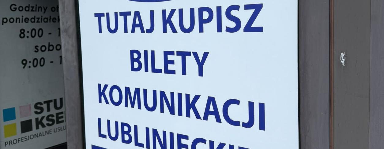 Drzwi punktu ksero z informacją o możliwości zakupu biletu 