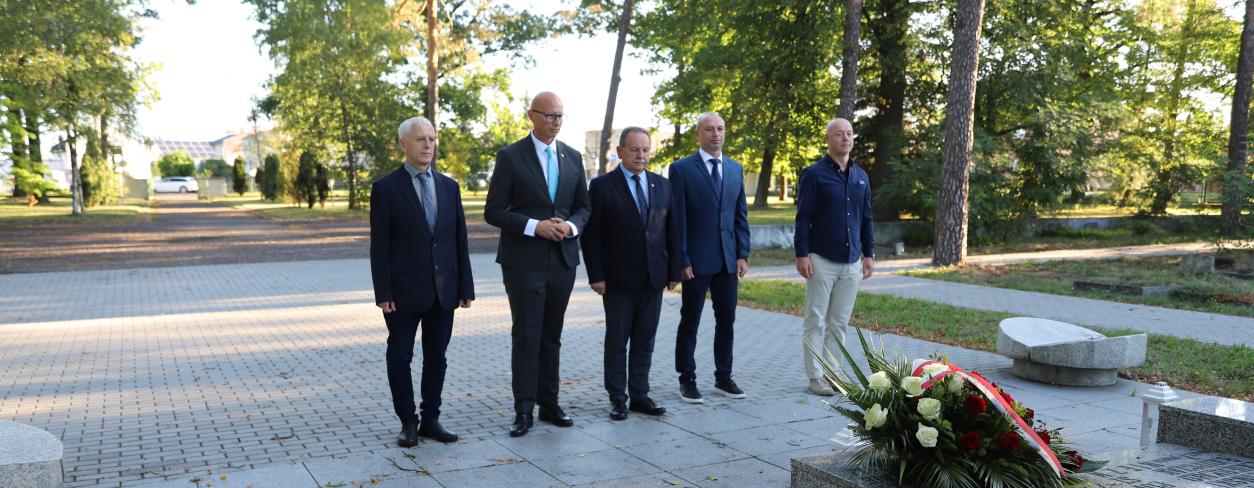 Delegacja władz miasta i Rady Miejskiej składająca wiązankę 