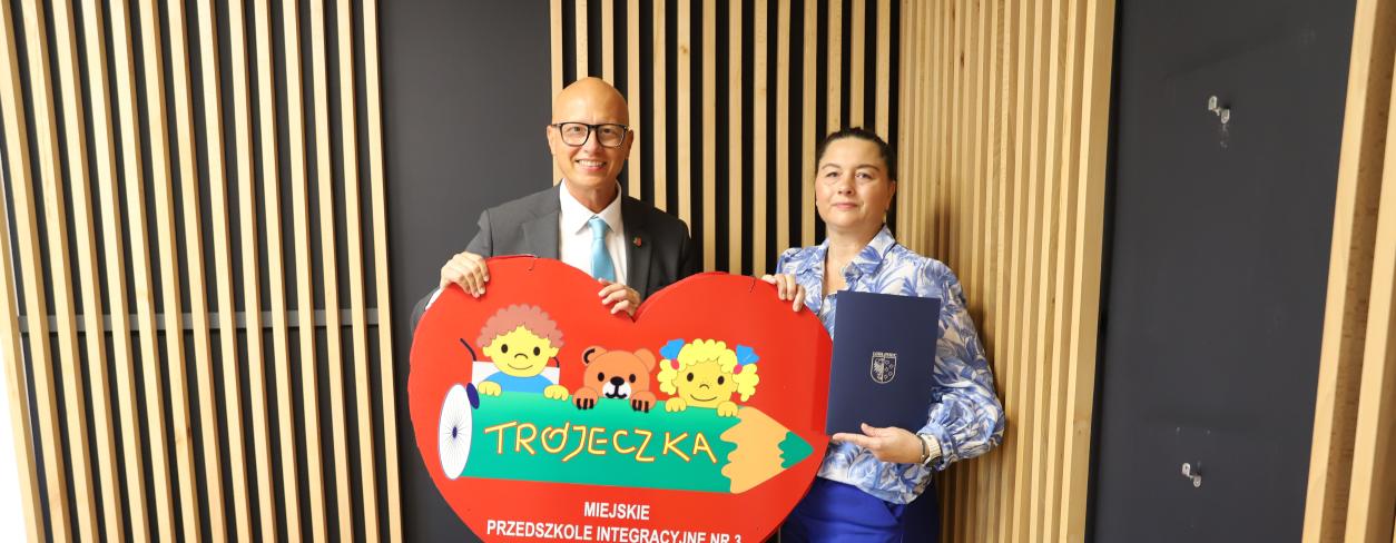 Wiceburmistrz Gabriel Podbioł oraz dyrektor Bożena Labocha-Piecko