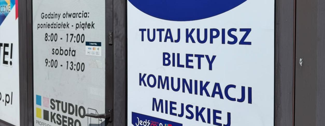 Drzwi punktu ksero z informacją o możliwości zakupu biletu 