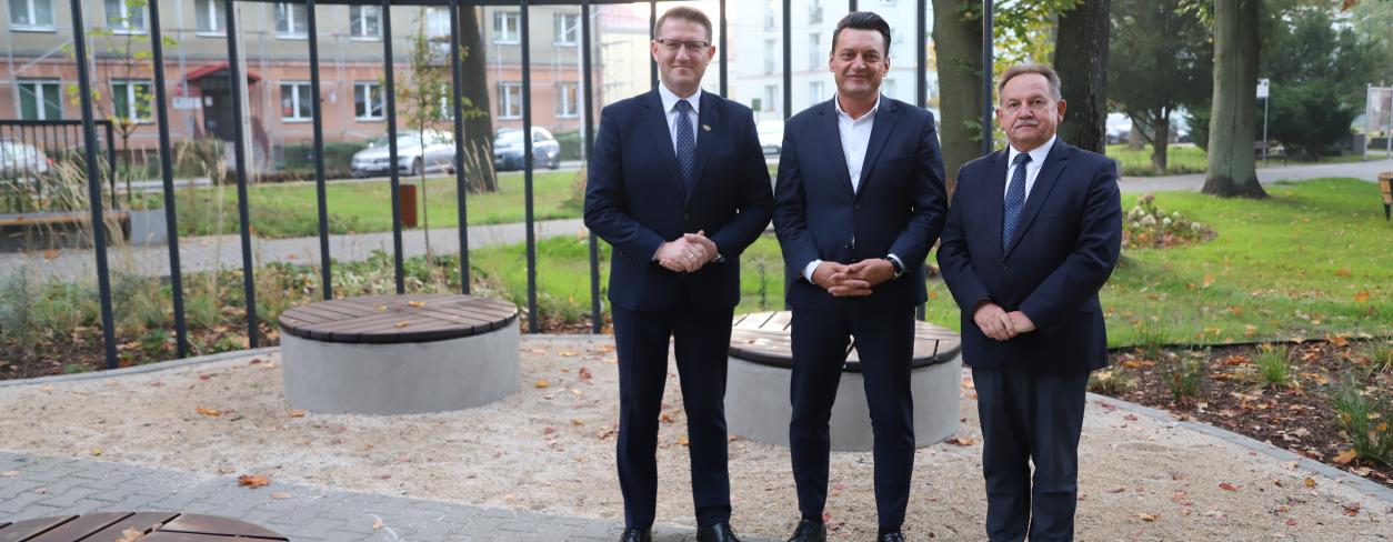 Prezes Mateusz Pindel, poseł Przemysław Witek oraz burmistrz Edward Maniura  