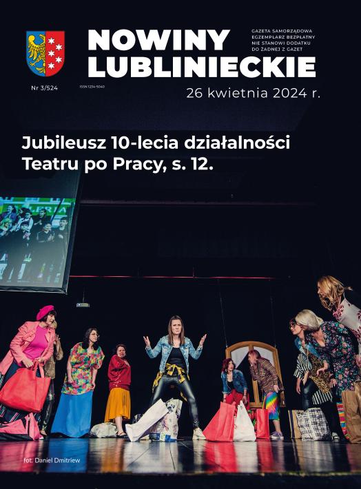scena ze spektaklu z okazji 10-lecia Teatru po pracy, na scenie aktorzy podczas jednej ze scen na ciemnym tle 