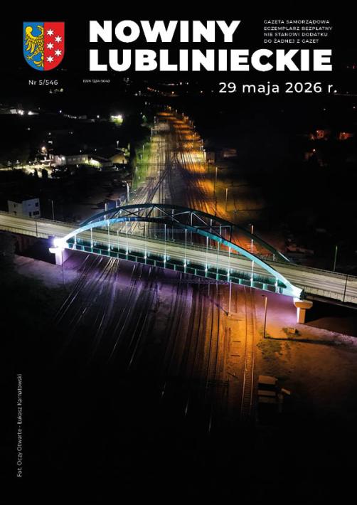 zdjęcie z drona panoramy miasta Lublińca nocą na pierwszym planie podświetlony wiadukt kolejowy w ciągu ulicy Powstańców Śląskich