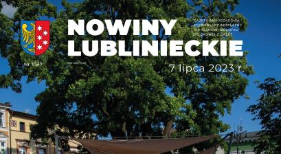 zdjęcie człłonków zespołu halka na lublinieckim rynku, panie w strojach śląskich, 3 panie z baletu tańcą na pierwszym planie za nimi stoja członkowie churu z dwomaprezesem janem Mańką 