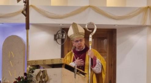 Bp Jan Kopiec stojący na ołtarzu, Źródło: Gość Niedzielny