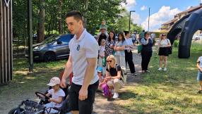 instruktor i uczestnicy pikniku, korzystający z gokartów solarnych