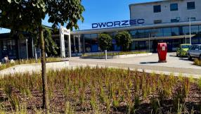 Zdjęcie zagospodarowania rabat na Placu Niepodległości przy Dworcu PKP