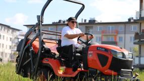 Burmistrz miasta Lublińca koszący trawę przy ul. Wilniewczyca w Lublińcu 