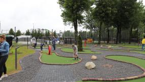 pole do minigolfa plan pierwszego dołka wyłożonego sztuczną trawą 