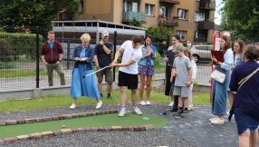 uczestnicy turnieju w minigolfie organizowanym na otwarciu Centrum Rekreacji i sportu 