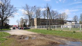 miejsce wyznaczone na wykonanie zadania miejsc parkingowych, kawałek pobocza zarośniętego trawą a na ulicy zjazdowej na parking znajduje się ogromna kałuża 