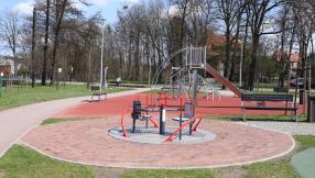 Karuzela integracyjna ustawiona na placu zabaw znajdującym się na bulwarze Grotowskiego, posiada dwa stanowiska do wjazdu wózka inwalidzkiego oraz uchwyt na środku umożliwiający wprawienie w ruch platformy karuzeli
