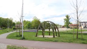 Widok na żywą altankę i jej umiejscowienie przy ścieżkach na bulwarze Grotowskiego w tle widok na most prowadzący na targ zielny