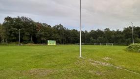 Latarnie z nowym oświetleniem na płycie boiska bocznego Stadionu miejskiego w Lublińcu