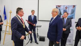 wręczniee nagrody najwyższego odznaczenia rzemieślniczego  panu Janowi Cierpiołowi