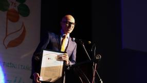 przewodniczący rady miejskiej Lublińca  Gabriel Podbioł  gratuluje i składa życzenia zespołowi