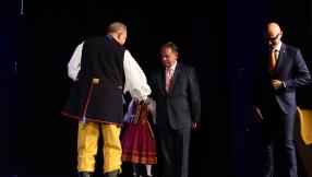 burmistrz miasta Lublińca Edward Maniura gratuluje i składa życzenia zespołowi