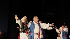 zespół Halki na scenie w strojach śląskich