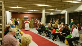 pokaz mody folklorystycznej- Noc bibliotek "Folk na tak"