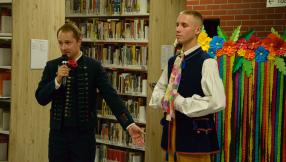 pokaz mody folklorystycznej- Noc bibliotek "Folk na tak"