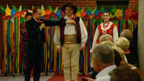 pokaz mody folklorystycznej- Noc bibliotek "Folk na tak"